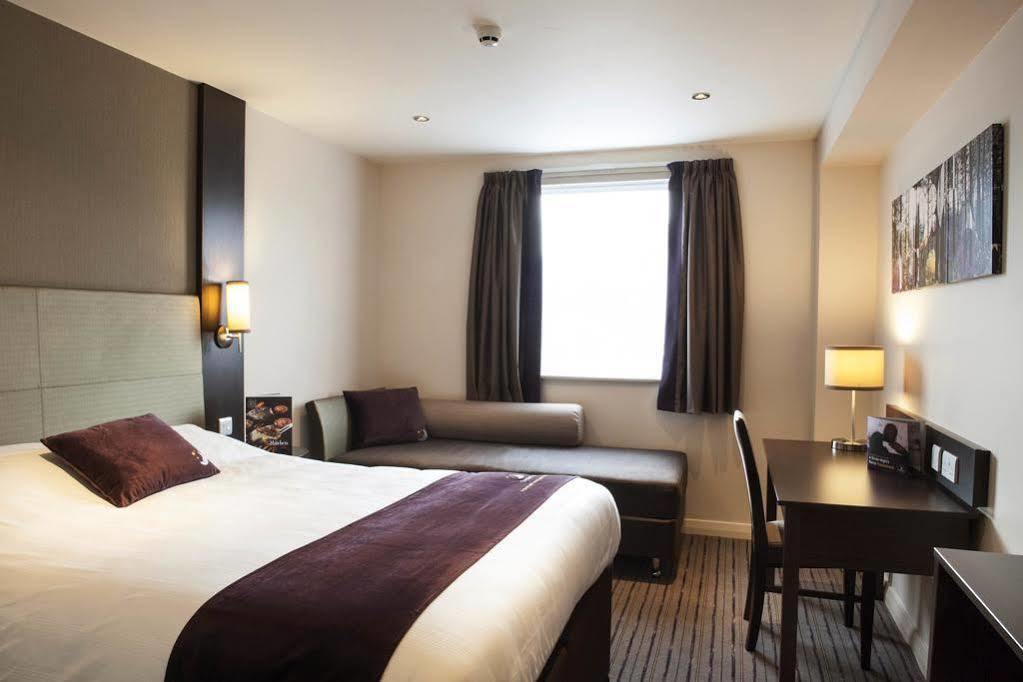 Premier Inn London Croydon West - Purley A23 Bagian luar foto